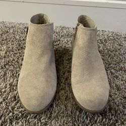 Woman’s tan suede Clarks Collection ankle booties size 6.