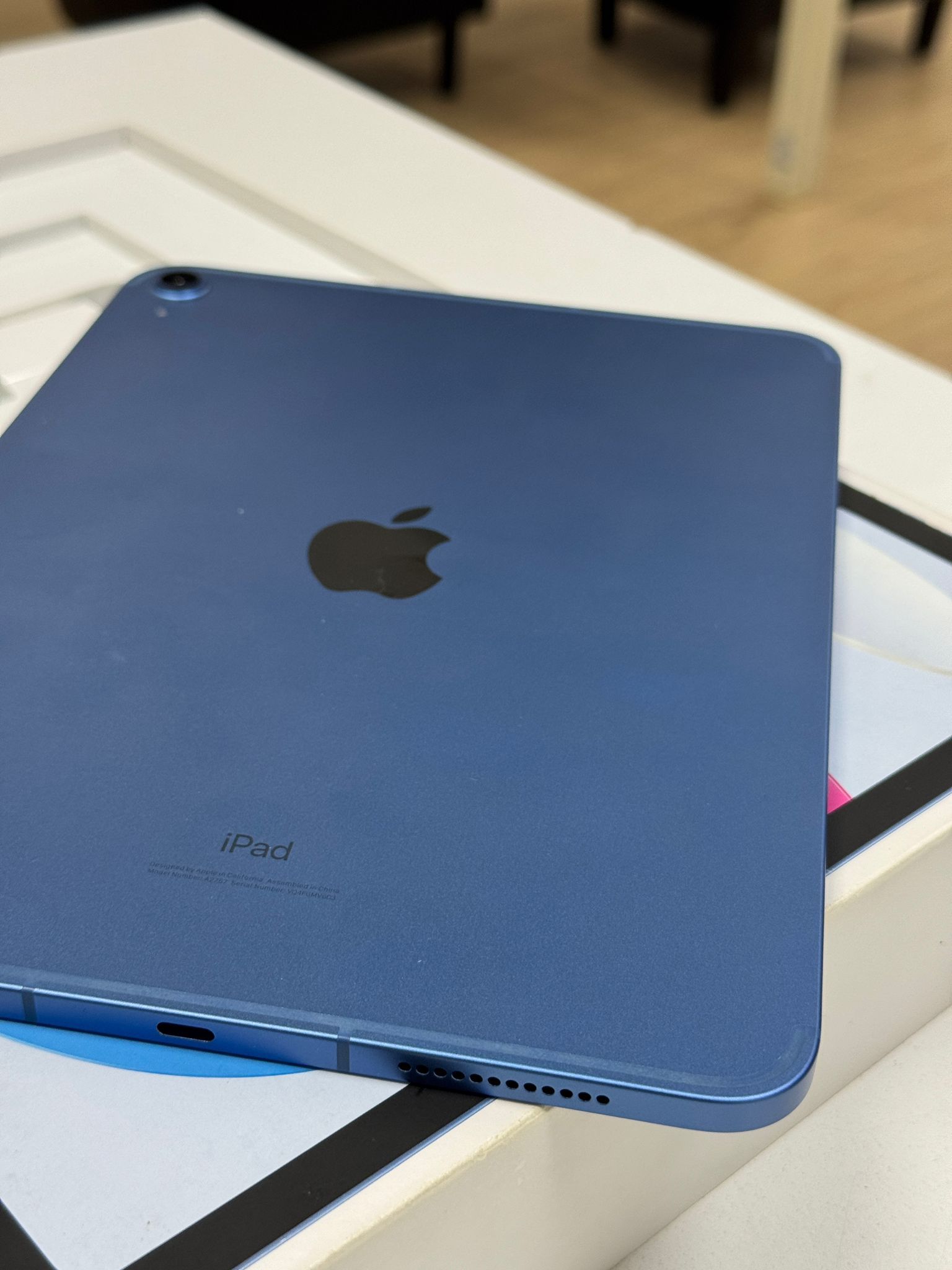 iPad 10th gen with box original accessories cellular