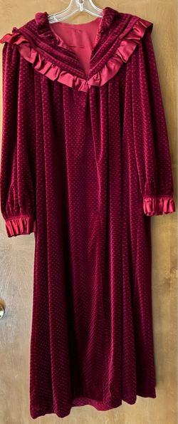 Fancy long velvet robe, textured, XL.