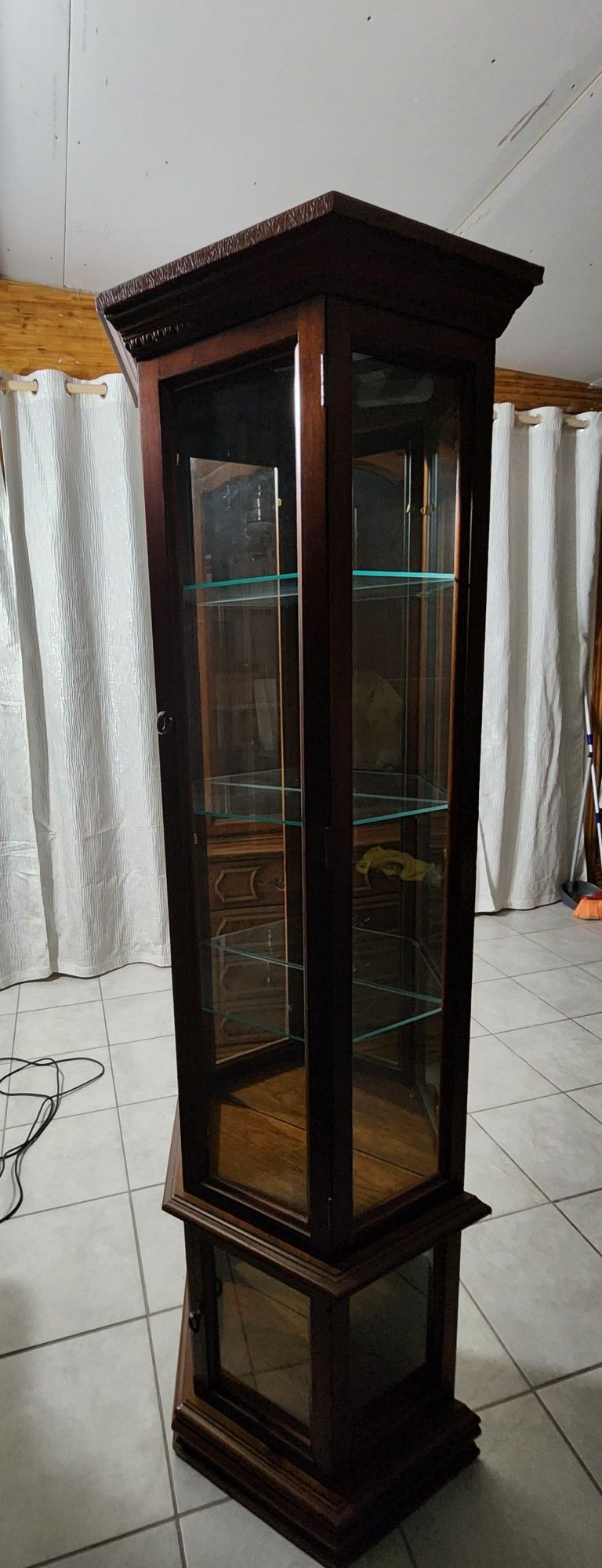 China Cabinet / Cristalero De Esquina