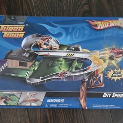 New In Box HotWheels 2007 Turbo Town City Speedway 