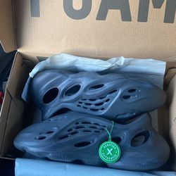 onyx yeezy foamrunners