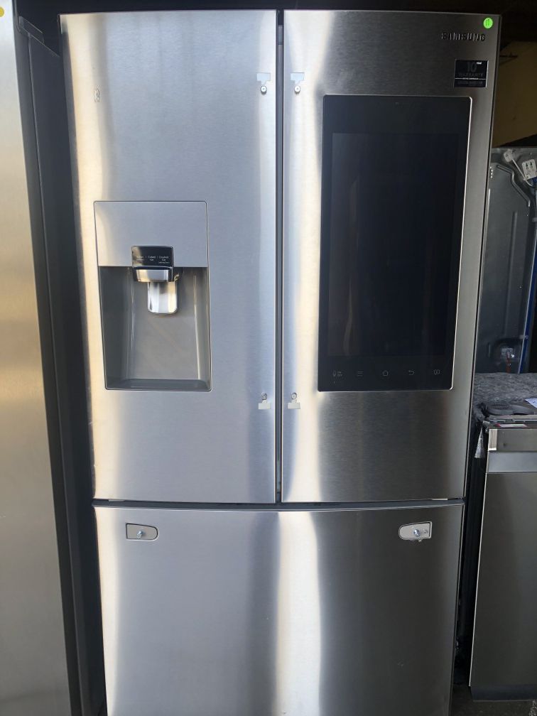 ABSOLUTELY BRAND NEW 24.2 cu. ft. Family Hub French Door Smart Refrigerator in Stainless Steel !!!