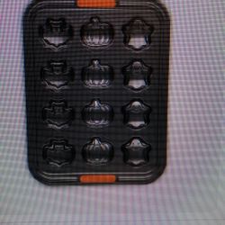 Le Creuset Halloween Cupcake Muffin Pan 