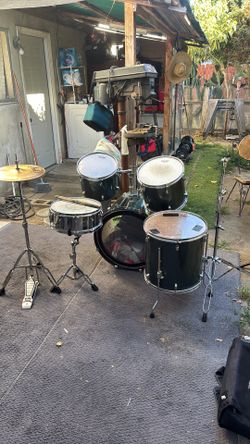 Pearl Forum Series drum kit