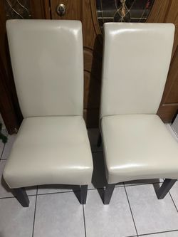 Set of chairs