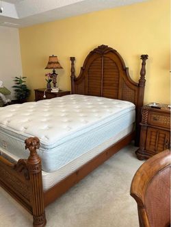 Queen Size Bedroom Set ( deliver available)