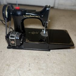 Vintage Singer Featherweight 221 Sewing Machine – Works Great – Made in USA 🇺🇸