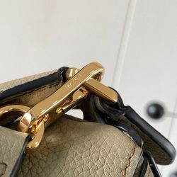  The cuboid shape and precise cutting technology create Puzzle's unique geometric lines. 