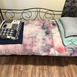 Metal Scrollwork Daybed Frame with Brand New Mattress