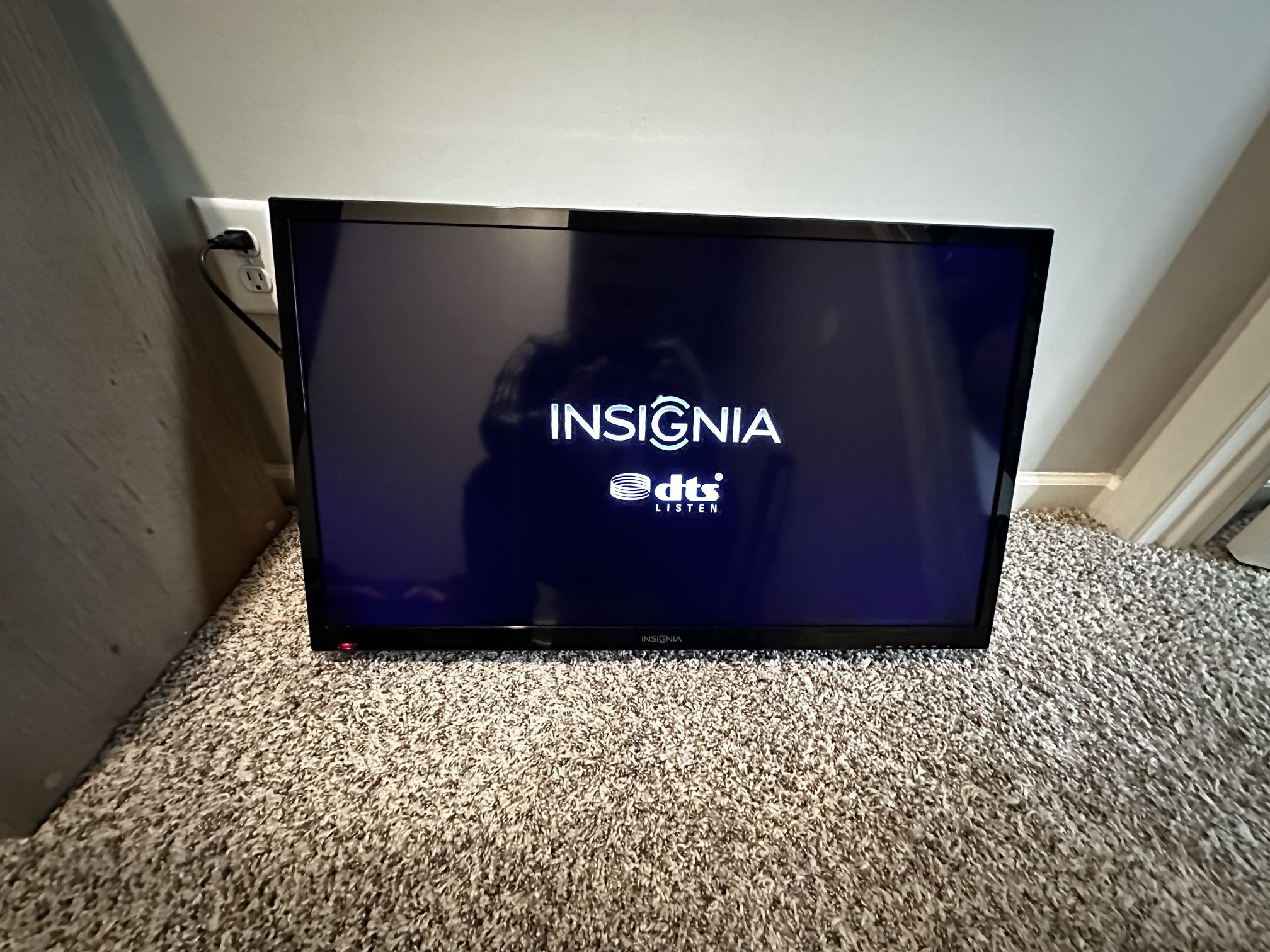 32 Inch Insignia TV with mount