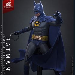 1/6 Hot Toys Batman (BLUE & GREY SUIT) MMS834 Sideshow Exclusive