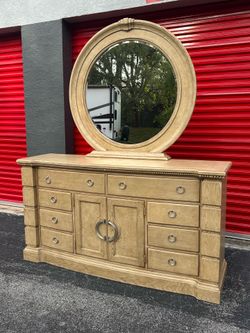 Solid wood dresser and mirror in great condition / Delivery negotiable