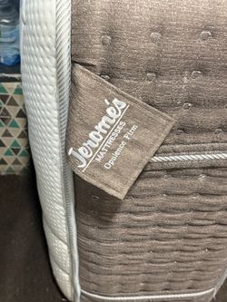 Beutiful clean full size mattress