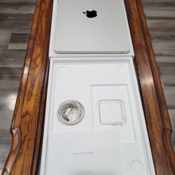 MacBook Air 13.6-inch