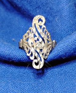 14k white Gold ring . . 1.82 grams