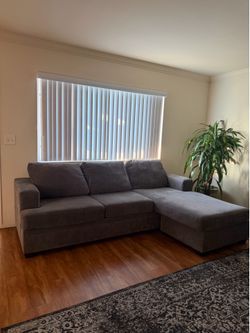Modern Gray Sectional Sofa with Chaise – Excellent Condition