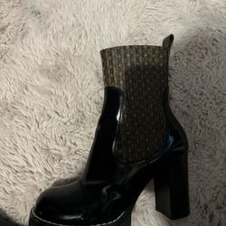 LOUIS VUITTON STAR TRAIL ANKLE BOOTS 