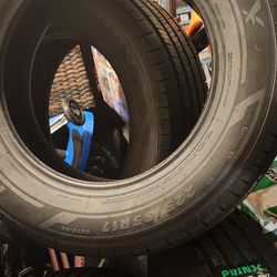 Tire / Goma 225 65 17 set of four . Un set de cuatros gomas.