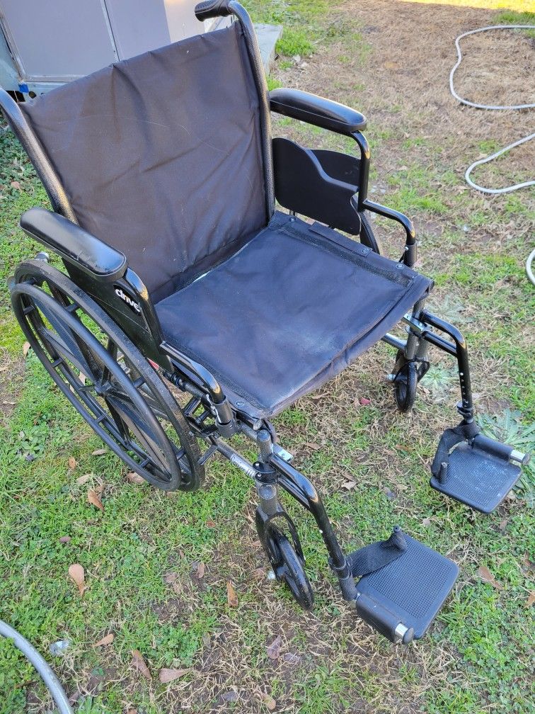 Heavy duty wheelchair. great condition. 200.00 OR MAKE OFFER