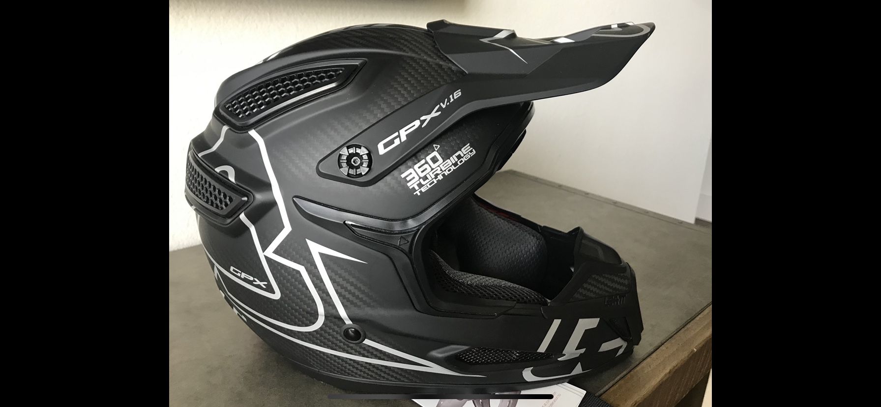 LEATT - GPX 6.5 CARBON V16 HELMET SMALL SIZE