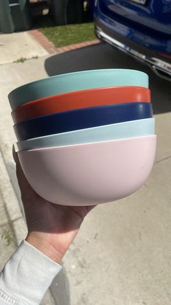 5 plastic bowls
