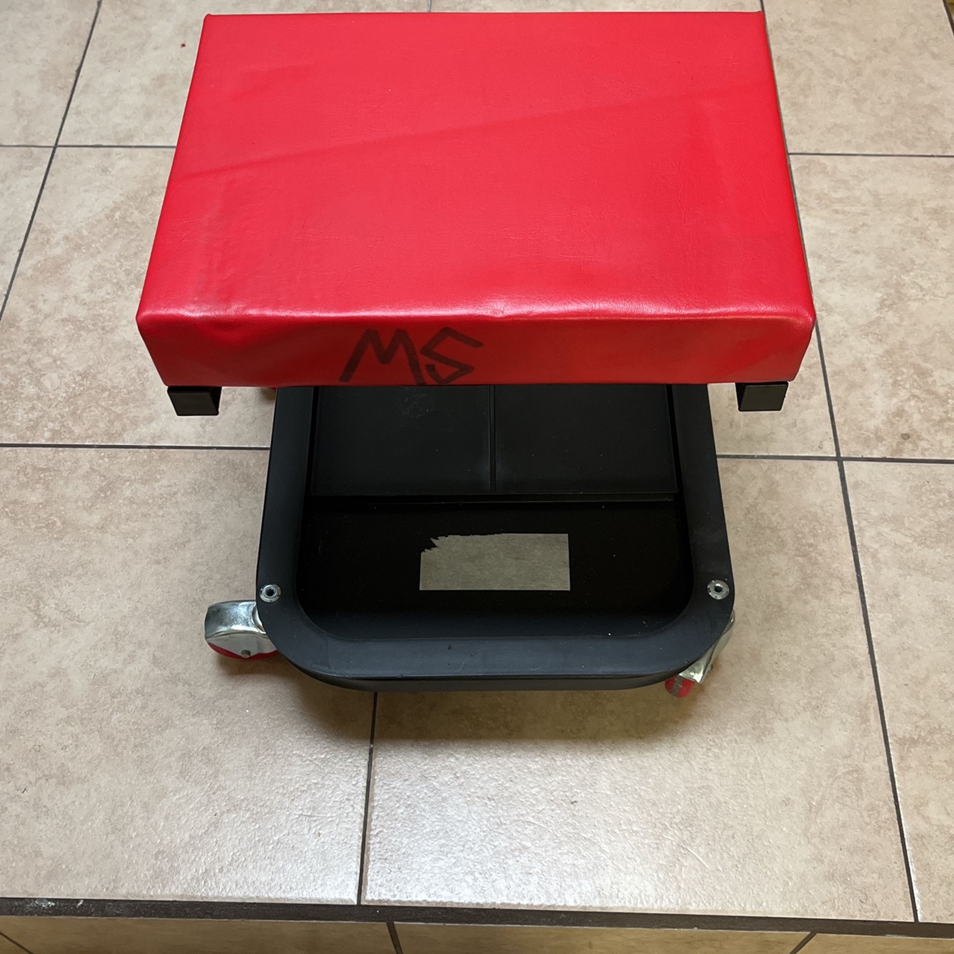 Mechanic seat. Good condition.