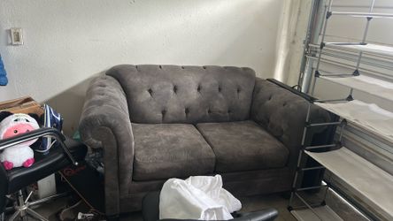 Two couches with 4 pillows