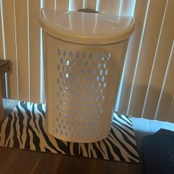 Rolling Hamper With Extended Handle 