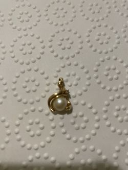 14k solid diamond and pearl pendant