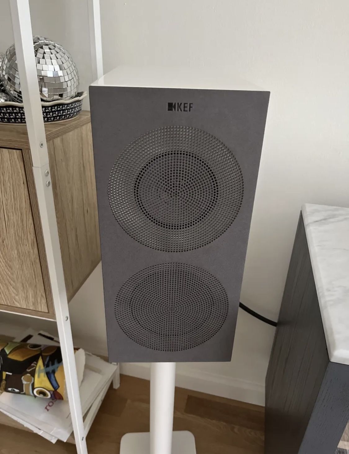 KEF R3 Speakers & KEF S2 Stands