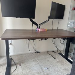 Electric Desk With Monitors 
