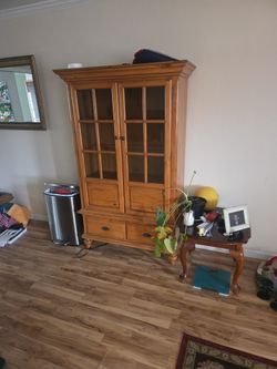 Hutch From The '90s In Amazing Condition No Real Blemishes Comes With Two Glass Shelves