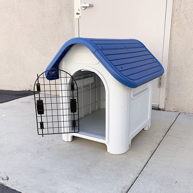 (New in Box) $50 Small Size Dog House Waterproof Plastic Outdoor Indoor 30x23x26”