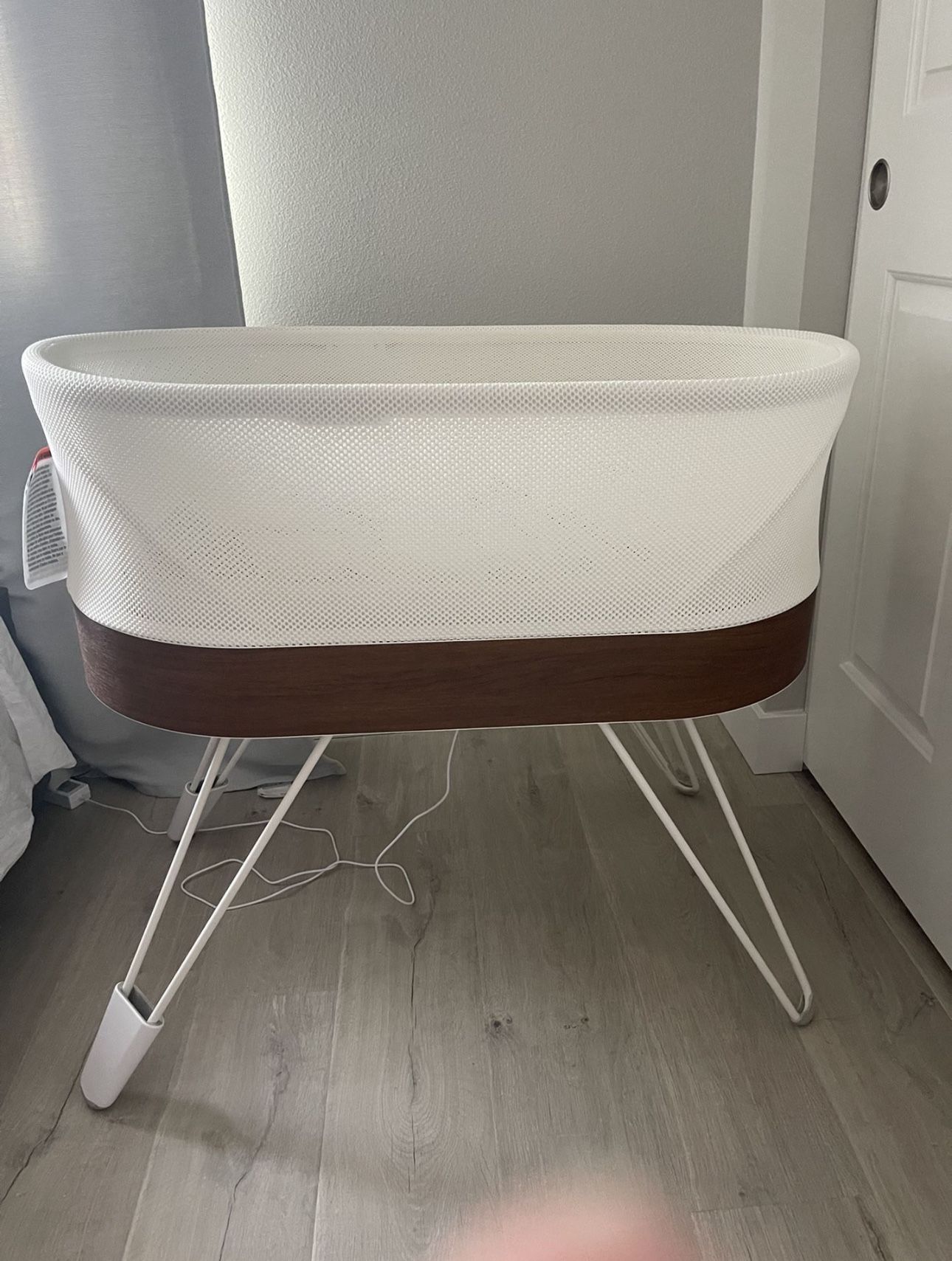 Snoo + Extras (Sleep Sacks, Crib Sheets, Silk Sleeve, Leg