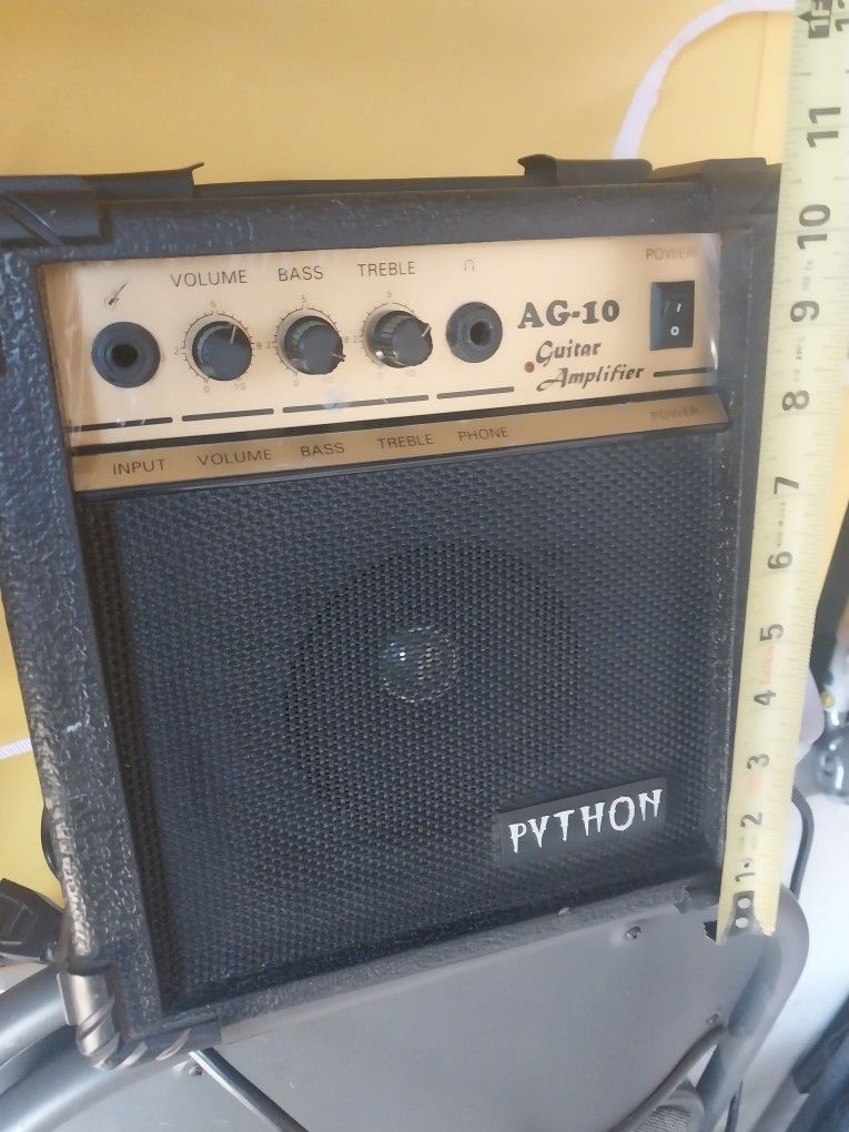 SMALL PYTHON GUITAR AMPLIFIER LIKE NEW