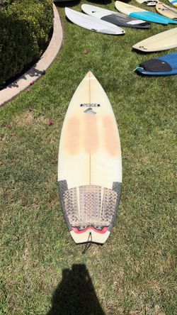 5’10 surfboard short board