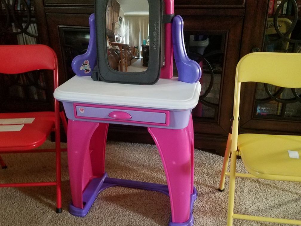 Childs Small Vanity With 2 Chairs. Free.