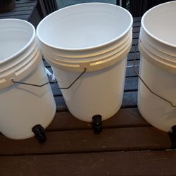 5 gallon buckets with spigots