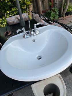 Lavamanos de pedestal con llave incluida (3 piezas) usado, 100.00 OBO.. no delivery