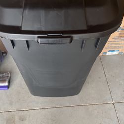 Garbage Can With Lid 