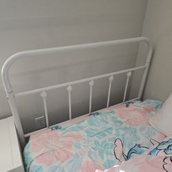 White twin Size Bed All Metal With Matress & Matress  Cover