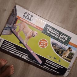 New in box foldable dog ramp up to 200lbs