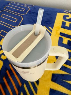 STANLEY Quencher H2.0 Tumbler 40 OZ (BRAND NEW) plus The All Day Cross-Body Carry Strap