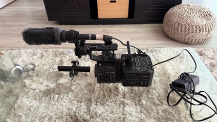 Sony NEX-FS700R Interchangeable Lens Super 35 4K RAW Video Camer...
