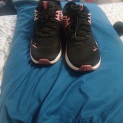 Woman's Puma Size 9.5