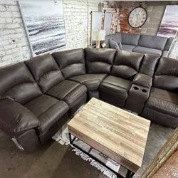 Beautiful Reclining Sectional,Couch// Fast Delivery 