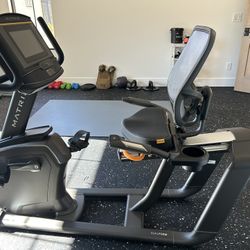 Matrix R30 Recumbent Bike w/ XER-02 Touchscreen Console