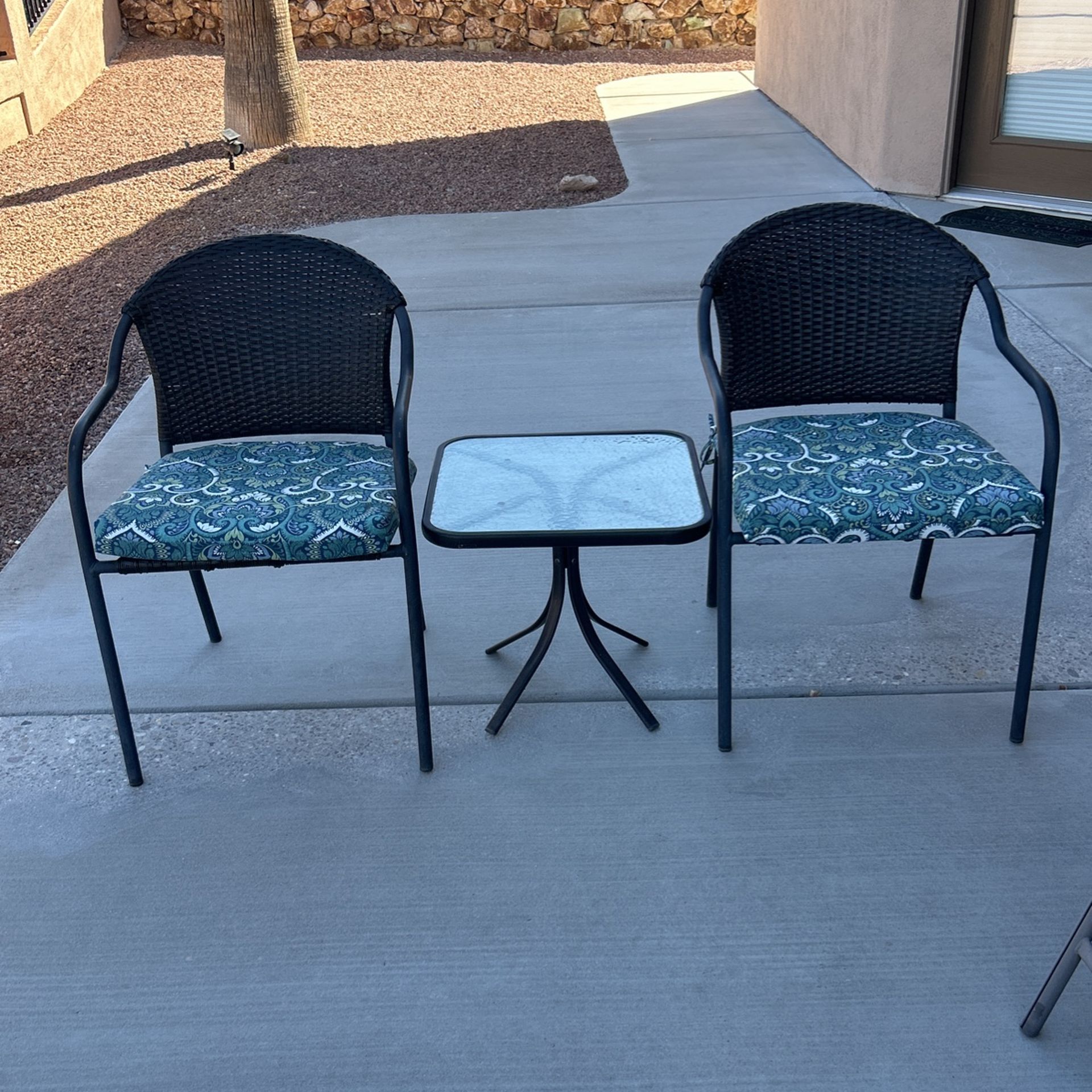 4 Outdoor Chairs And Tables