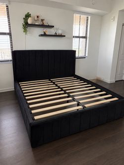 King Size Velvet Storage Bed – Excellent Condition